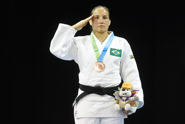 Judoca Maria Portela prestou continência ao conquistar a medalhar de bronze. (Foto:William Lucas/inovafoto)