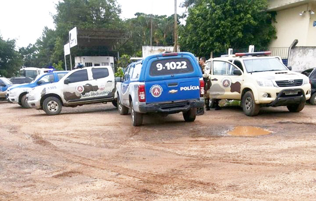 Presos destroem celas após saber que um homem seria solto na na Bahia (Foto: Leandro Alves/ Bahia na Mídia)