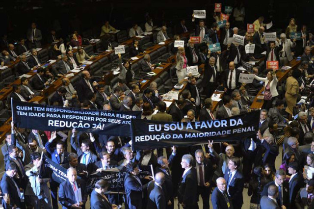 Plenário da Câmara durante sessão extraordinária. O presidente da Câmara, Eduardo Cunha, decidiu colocar em votação uma nova proposta  para redução da maioridade penal (Fabio Rodrigues Pozzebom/Agência Brasil)