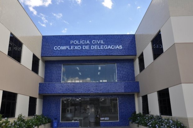 Acompanhadas da Polícia Militar, a menina e a mãe foram levadas até a delegacia onde contaram sobre o abuso sexual (Foto: Acorda Cidade)