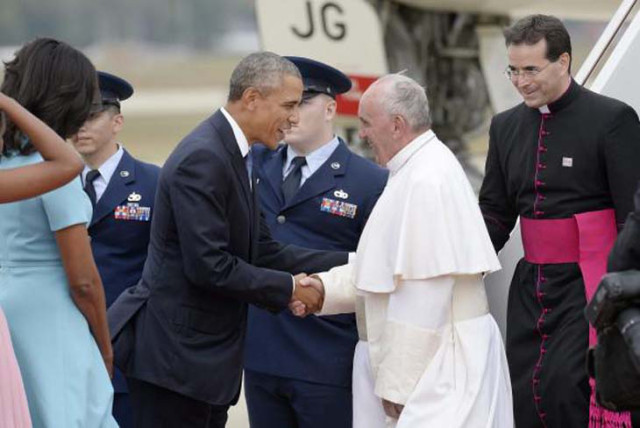 O presidente dos Estados Unidos, Barack Obama, cumprimenta o papa Francisco, que desembarcou na base de Andrews | FOTO: Reprodução/Agência Lusa |