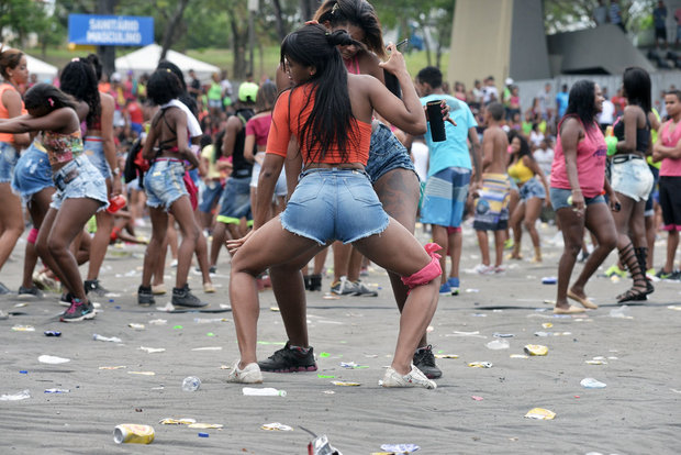 Ao som do pagodão, moças vão até embaixo. Galera não parou quieta (Foto: Betto Jr)