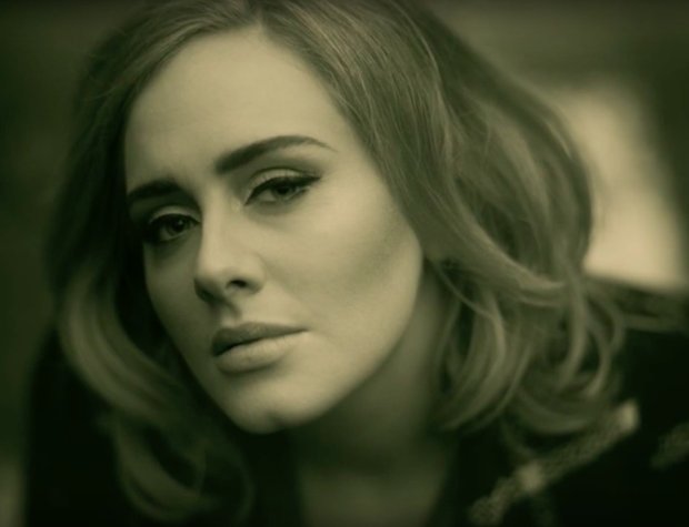 Após cinco anos, Adele lançou novo clipe com música "Hello" e bateu recordes (Foto: Reprodução)