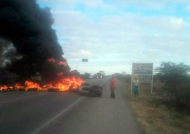 Transportadores pedem redução no preço do óleo diesel, uma tabela de preços mínimos para o frete e a saída de Dilma do poder. Grupo fechou BR-407 na altura do município de Capim Grosso (Foto: Augusto Urgente)