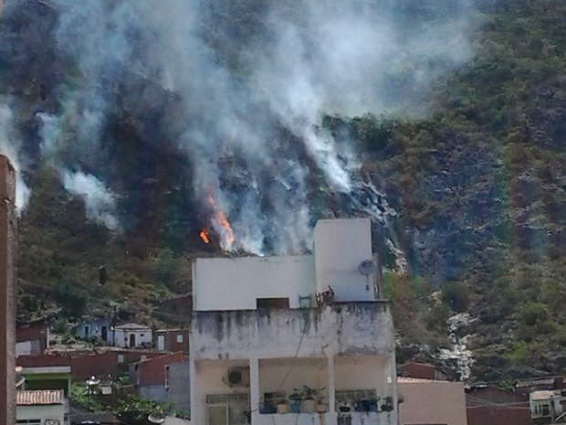 Fogo começou em Jacobina na quarta-feira (18) (Foto: A Bahia Acontece)