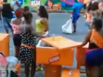 garrafas-agua-carnaval-ambulante-vendedora