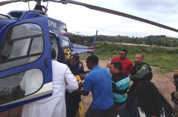 Paciente precisou de cuidados especiais ao ser colocado no helicóptero do Graer (Foto: Divulgação/Graer)