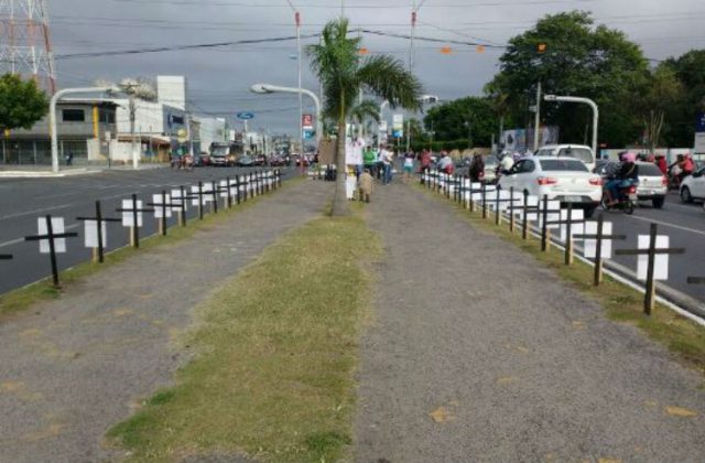 53 cruzes estão expostas na Avenida Presidente Dutra (Foto: Acorda Cidade)