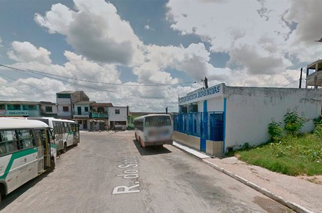 Após o roubo, os bandidos fugiram a pé, a Central de Polícia não informou os itens que foram roubados Reprodução/Street View