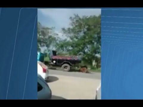 A prefeitura informou que vai abrir uma sindicância para apurar o envolvimento do veículo de limpeza Reprodução/Record Bahia