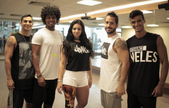 Nadadora paralímpica grava vídeo com FitDance (Foto: Divulgação)