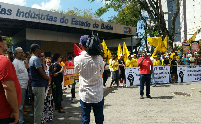 Grupo de trabalhadores em manifestação defronte à Federação das Indústrias (Foto: arquivo pessoal)