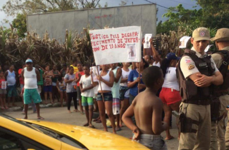 Moradores chegaram a protestar contra o desaparecimento do menino (Foto: Reprodução/ Rádio Sociedade)