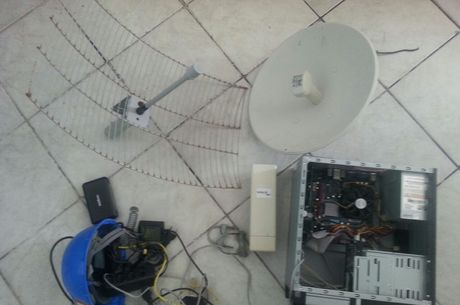  Na casa de Carlos foi encontrado uma CPU que estava fornecendo sinal de internet clandestina Divulgação/Polícia Cívil 