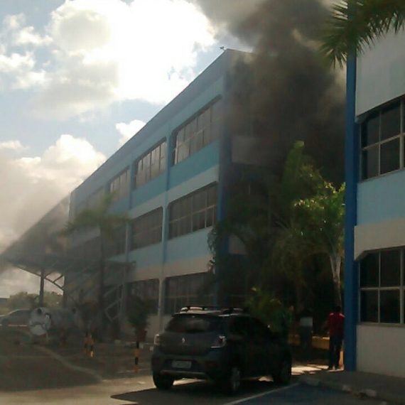 Um incêndio atingiu o prédio da Faculdade de Tecnologia e Ciências (FTC), localizado na Avenida Paralela, em Salvador, na manhã desta quinta-feira, 08.