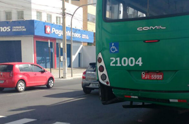 Motorista atingiu fundo de outro ônibus quando perseguia veículo que bateu em seu carro (Foto: Lorena Lima)