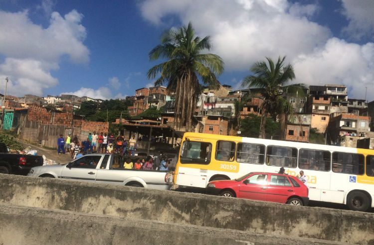 Motorista do veículo conduziu o ônibus para o acostamento quando o suspeito anunciou o assalto (Foto: Leitor #AnB)