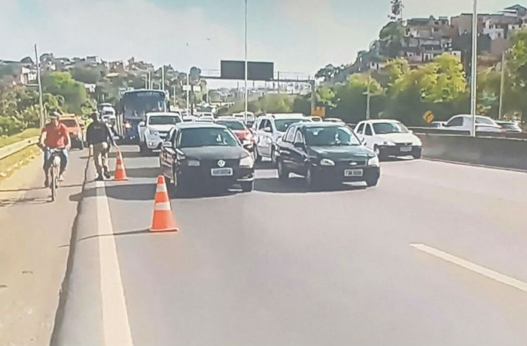 Situação deixa tráfego complicado na manhã desta terça-feira (24), na BR 324 (Foto: Reprodução)