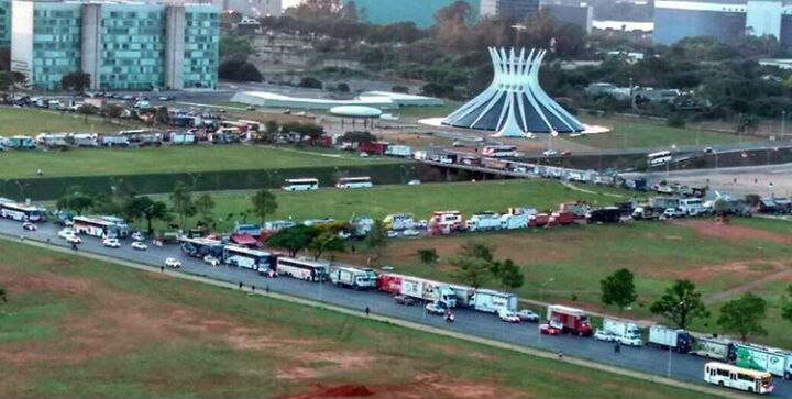 Vaqueiros já ocupam a esplanada dos ministérios, em brasília Caminhões e carretas de várias partes do país, carregando cavalos de raça e gado estão estacionados em vários pontos de Brasília (Foto: Reprodução)