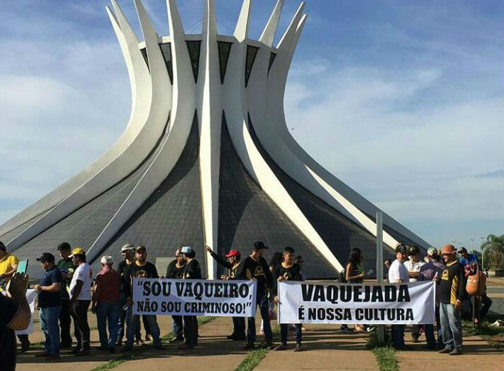 Vaqueiros já ocupam a esplanada dos ministérios, em brasília Vaqueiros posam para foto diante da Catedral de Brasília (Foto: Divulgação)