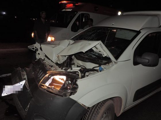 Carro de passeio ficou com a frente bastante danificada (Foto: Reprodução/Blog Braga)