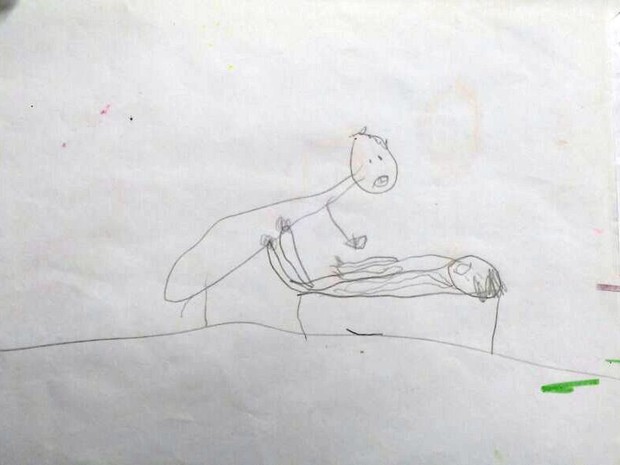 Um dos desenhos que os pais encontraram nos pertecences da menina (Foto: Michelly Oda/G1)