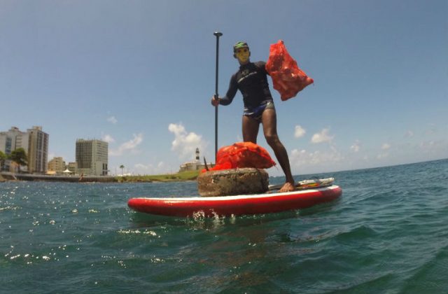A prancha de stand-up paddle auxiliou os trabalhos (Foto: Divulgação)