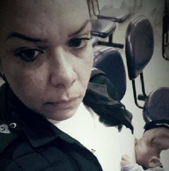 Foto de policial militar amamentando criança abandonada emociona internautas (Foto: Reprodução Facebook)