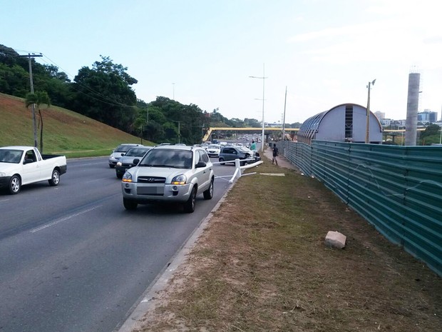 Poste foi derrubado com colisão, na manhã deste sábado (Foto: Antonio Tanan Neto/ Arquivo Pessoal)