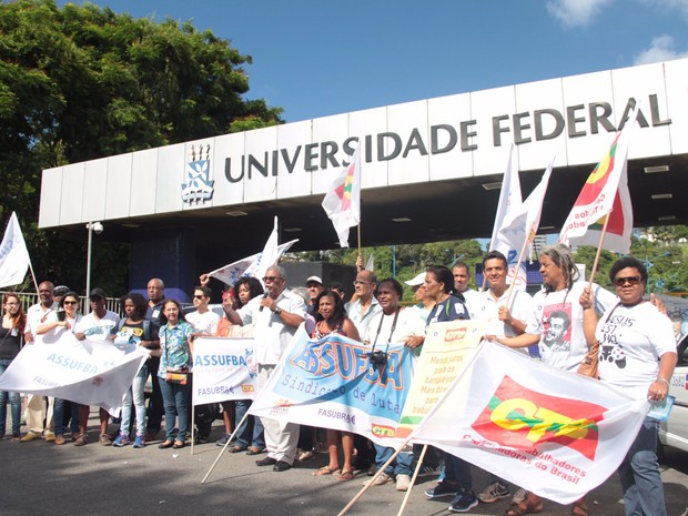 Protesto fechou portões de universidade na manhã desta segunda-feira (Foto: Carlos Américo