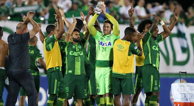 Players of Chapecoense celebrate after their match against San Lorenzo at the Arena Conda stadium in Chapeco, Brazil, November 23, 2016.  REUTERS/Paulo Whitaker/Files