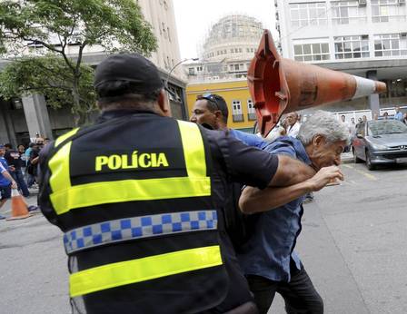 Jornalista teve de deixar local às pressas. Foto: Agência O Globo.