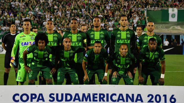 (Arquivo) A equipe da Chapecoense antes da partida de 24 de novembro contra o San Lorenzo da Argentina, disputa em Chapecó, que terminou 0-0 e garantiu a vaga do time catarinense na final da Copa Sul-Americana - AFP/Arquivos