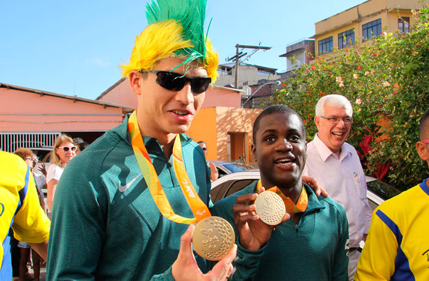 Cássio e Jefinho exibem as medalhas de ouro conquistadas no Rio (Foto: Almiro Lopes)
