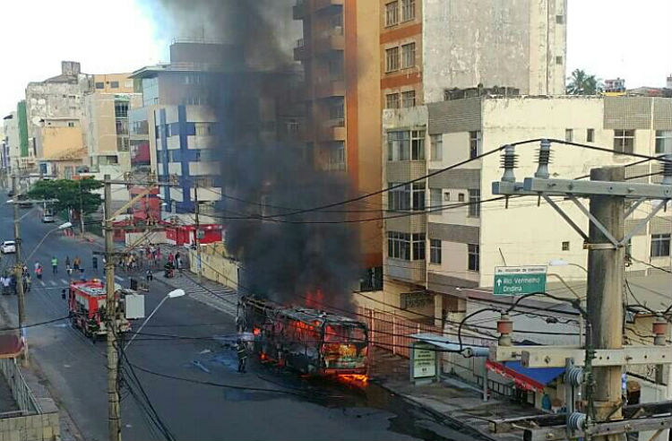 Incêndio ocorre em frente a um prédio (Foto: Manuela Damaceno/Leitor #AnB)