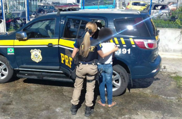 Menina foi resgatada na cidade de Simões Filho e levada para conselho tutelar por policias rodoviários federais (Foto: PRF / Divulgação)