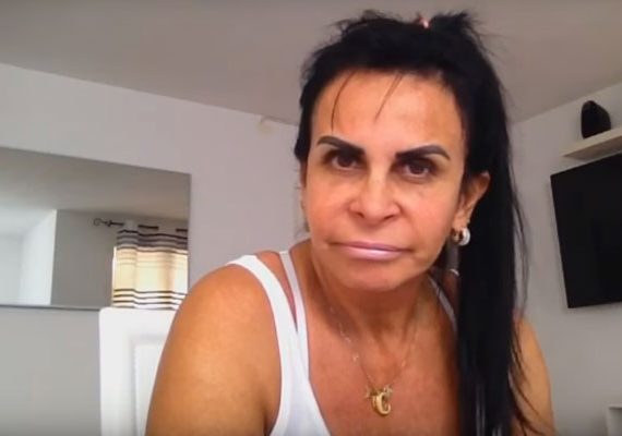 A cantora Gretchen contou em seu canal no YouTube que foi agredida fisicamente pelo ex-marido Décio Nascimento, com quem teve um filho – Decinho – .