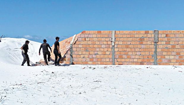 Agentes da prefeitura de Camaçari, com apoio da polícia, derrubam construção irregular em área de dunas protegida por lei(Foto: Divulgação / Prefeitura de Camaçari)