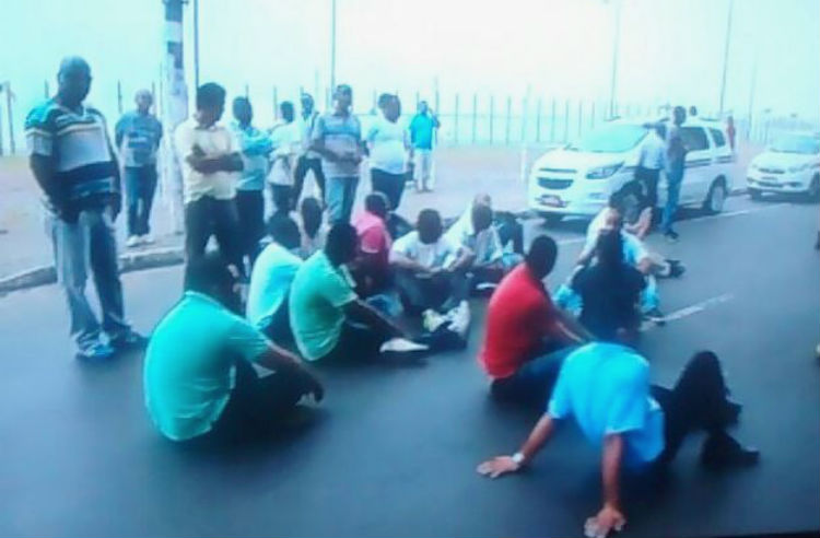 Taxistas sentados na pista durante a manifestação (Foto: Reprodução/JM)