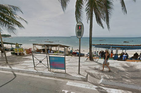  De acordo com a Central de Polícia, os copos foram retirados da água por volta das 16h30 Reprodução/Google Street View 