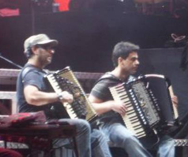 Zezé e Elias em um dos shows da dupla antes do acidente (Reprodução)