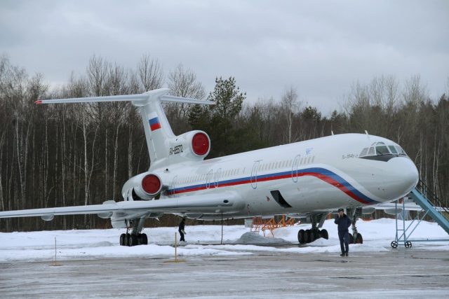 Avião Tupolev Tu-154 é visto em aeroporto militar de Chkalovsky ao norte de Moscou (Foto: REUTERS/Dmitry Petrochenko)