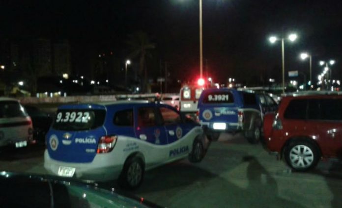 Viaturas da PM foram ao local do evento onde houve a confusão durante a madrugada deste sábado (Foto: Reprodução)