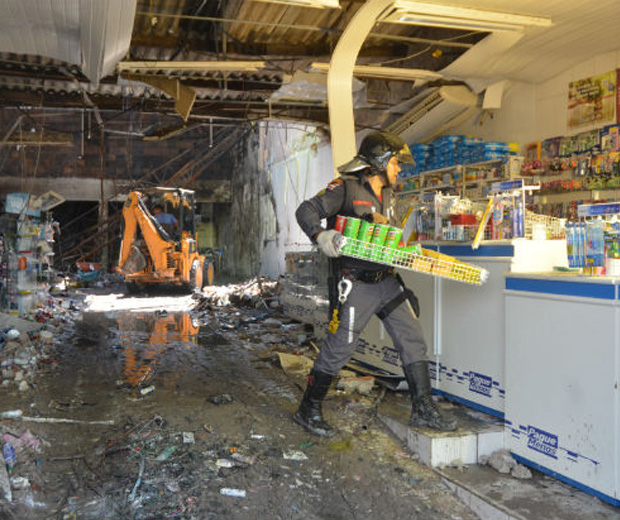 Bombeiro trabalha na retirada de materiais