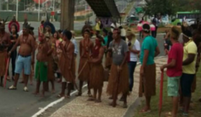 Armados com flechas, eles pararam para discutir estratégias do protesto