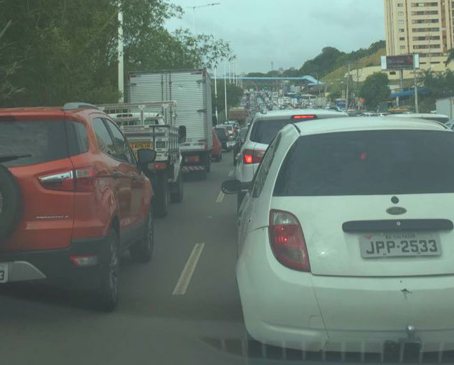 Surpreendidos, motoristas ficaram presos no trãnsito, na hora de chegar ao trabalho