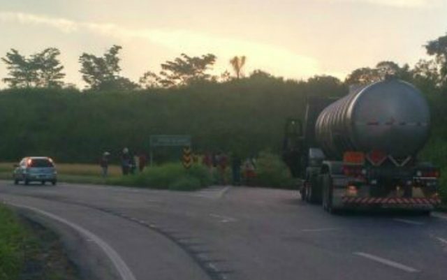 Manifestantes bloqueiam rotatória de acesso ao Porto de Aratu