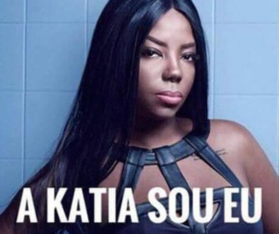 Ludmilla finge ser outra pessoa com medo de assalto