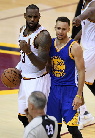 LeBron James e Stephen Curry são os grandes astros do confronto (Foto: Jason Miller/ AFP)