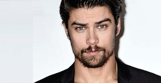 A procura foi tão intensa que os fãs do rapaz encontraram um ensaio sensual, onde Sander aparece completamente nu. O clique foi feito quando o ator tinha 18 anos. Raphael deu vida à Charles durante a novela 'Totalmente Demais' exibida neste ano na TV Globo.